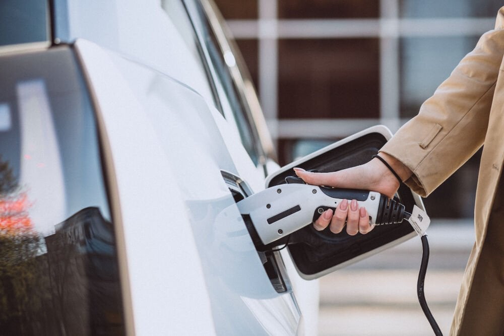Güneş Paneli ile Elektrikli Araç Nasıl Şarj Edilir?